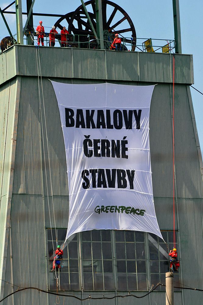 Dobrovolníci Greenpeace zanechali na těžní věži transparent "Bakalovy černé stavby". Zástupci Greenpeace vyzvali majitele OKD, aby zajistil urychlenou likvidaci a rekultivaci dolu Frenštát včetně obou těžních věží. "Areál dolu byl totiž povolen v roce 1989 pouze jako dočasná stavba na 20 let. Žádost OKD o prodloužení trvání staveb do roku 2031 letos odmítl příslušný stavební úřad i Krajský úřad Moravskoslezského kraje. V současnosti se tak jedná o černé stavby," uvádí Greenpeace. | Foto: Ibra Ibrahimovic, Greenpeace