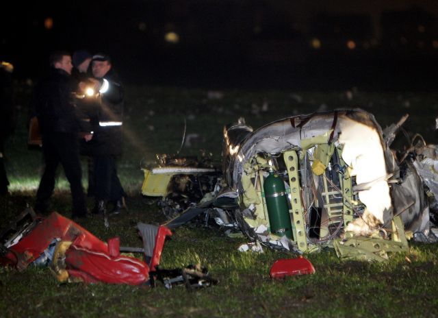 Policiejní vyšetřovatelé na místě havárie českého charterového letadla poblíž ukrajinského Kyjeva | Foto: Reuters