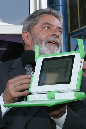 Brazilský prezident Luiz Inácio Lula da Silva si prohlíží notebook určený pro děti. | Foto: Wikimedia Commons