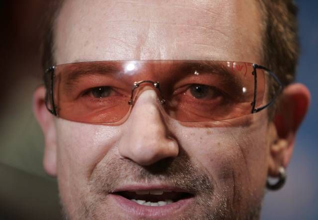 Bono z U2 tentokrát v roli předavače cen rozsvítil atmosféru při předávání "Echo Music Awards" v Berlíně. | Foto: Reuters