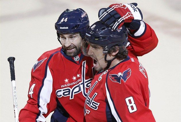 Český hokejista Roman Hamrlík (vlevo) a Rus Alexandr Ovečkin z Washingtonu Capitals se radují z gólu v utkání NHL 2011/12. | Foto: Reuters