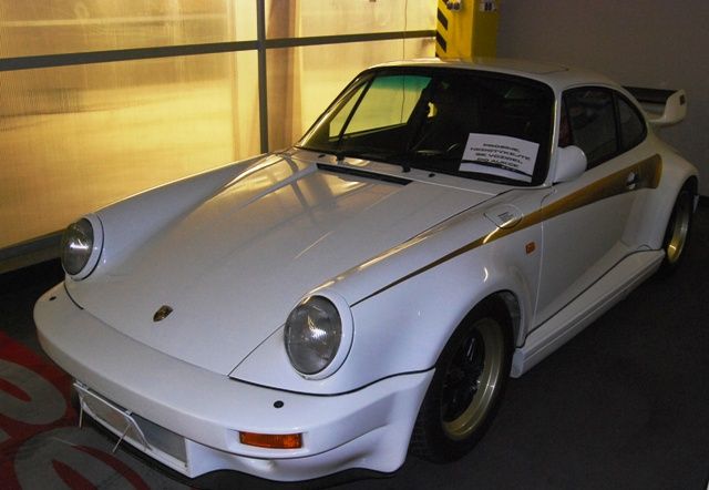 Například tento překrásný exemplář Porsche 911 Turbo 930, které se nabízelo za 680 000 Kč | Foto: Radek Pecák