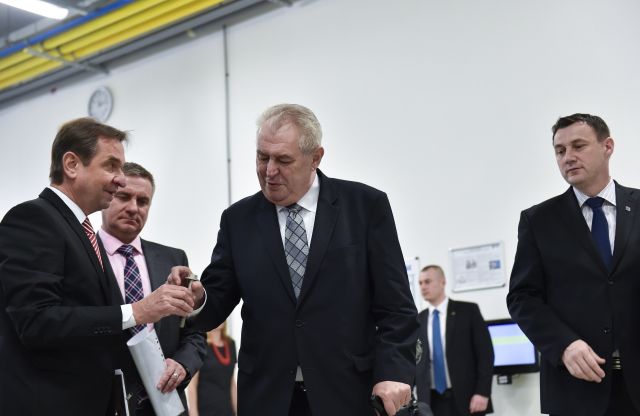 Miloš Zeman ve firmě Kamax | Foto: ČTK