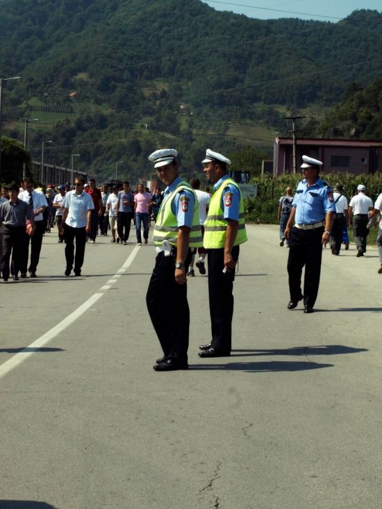 Bosenštní řidiči patří k nejhorším na světě. Na příjezdových silnicích do Srebrenice chaos nebyl. Policisté zvládli řízení dopravy perfektně. | Foto: Tomáš Rákos