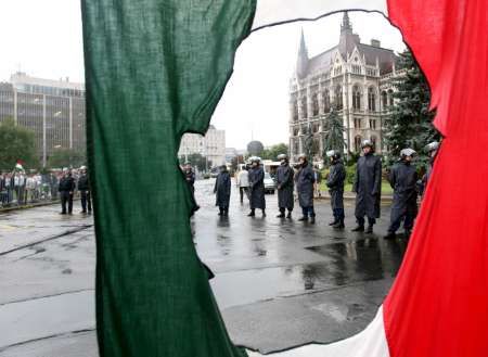 Demonstrace za odstoupení maďarského premiéra Ference Gyurcsánye pokračují. | Foto: Reuters