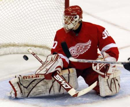 Brankář Detroitu Red Wings Chris Osgood dostává gólod hokejisty Dallasu Stars Trevora Daleyho v pátém finále Západní konference NHL. | Foto: Reuters