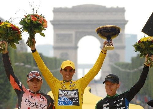 Alberto Contador (uprostřed) slaví vítězství v Tour de France. Vlevo celkově druhý Cadel Evans z Austrálie, třetí skončil Američan Levi Leipheimer. | Foto: Reuters