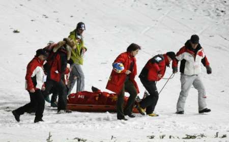 První pomoc po pádu Jana Mazocha na můstku v Zakopaném. | Foto: Reuters