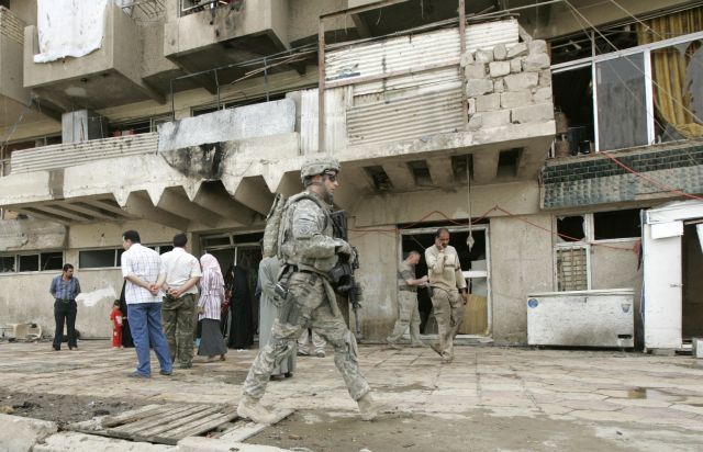 Americký voják v místě, kde dnes při sebevražedném atentátu zahynulo osmadvacet lidí. | Foto: Reuters