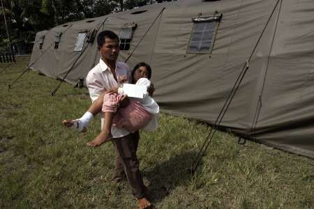 Kolem nejpostiženějšího města Bantul vyrostly během víkendu provizorní vojenské nemocnice. | Foto: Reuters