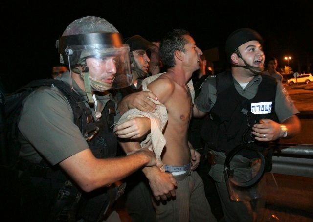 Policie zadržela židovského demonstranta | Foto: Reuters