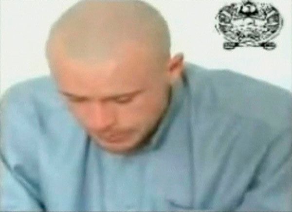 Vojín Bowe Bergdahl na videonahrávce Talibanu. | Foto: Reuters