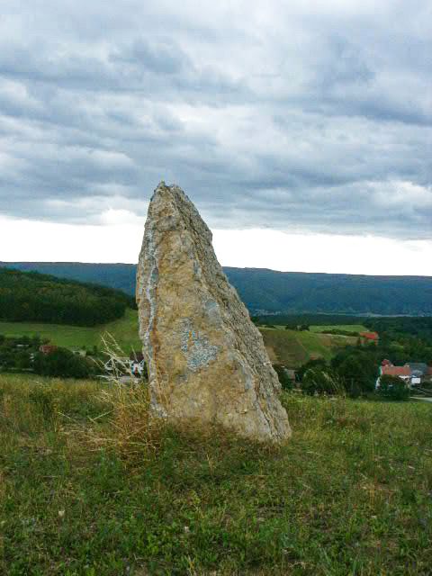 Mořinka na Berounsku. Třímetrový vápencový "menhir" byl na vrchol kopce severně od obce umístěn 31. prosince 1999 skupinou nadšenců, v čele s akademickým sochařem Petrem Váňou. | Foto: Pavel Švec