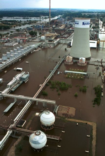 Letecký pohled na zaplavenou chemičku Spolana Neratovice (15. 8. 2002). | Foto: ČTK