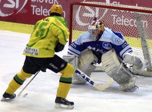 Václav Král z Žiliny překonává brankáře Nitry Vlastimila Lakosila. | Foto: Aktuálně.cz