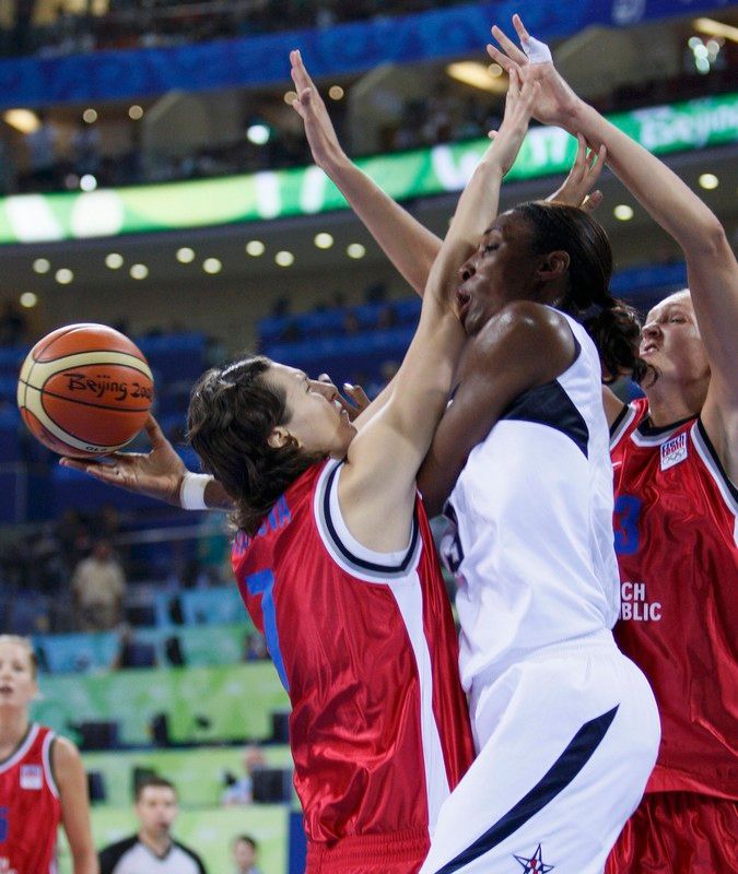 Michala Hartigová (vlevo) a Petra Kulichová (vpravo) brání Američanku Lisu Leslieovou. | Foto: Reuters