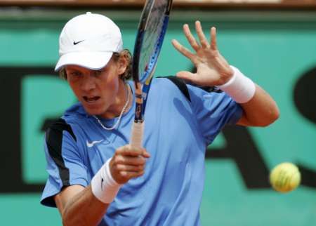 Český tenista Tomáš Berdych v zápase proti Rogeru Federerovi na grandslamovém Roland Garros. | Foto: Reuters