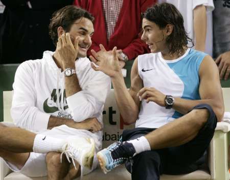 Roger Federer (vlevo) a Rafael Nadal spolu hovoří při souboji králů dvou povrchů. | Foto: Reuters