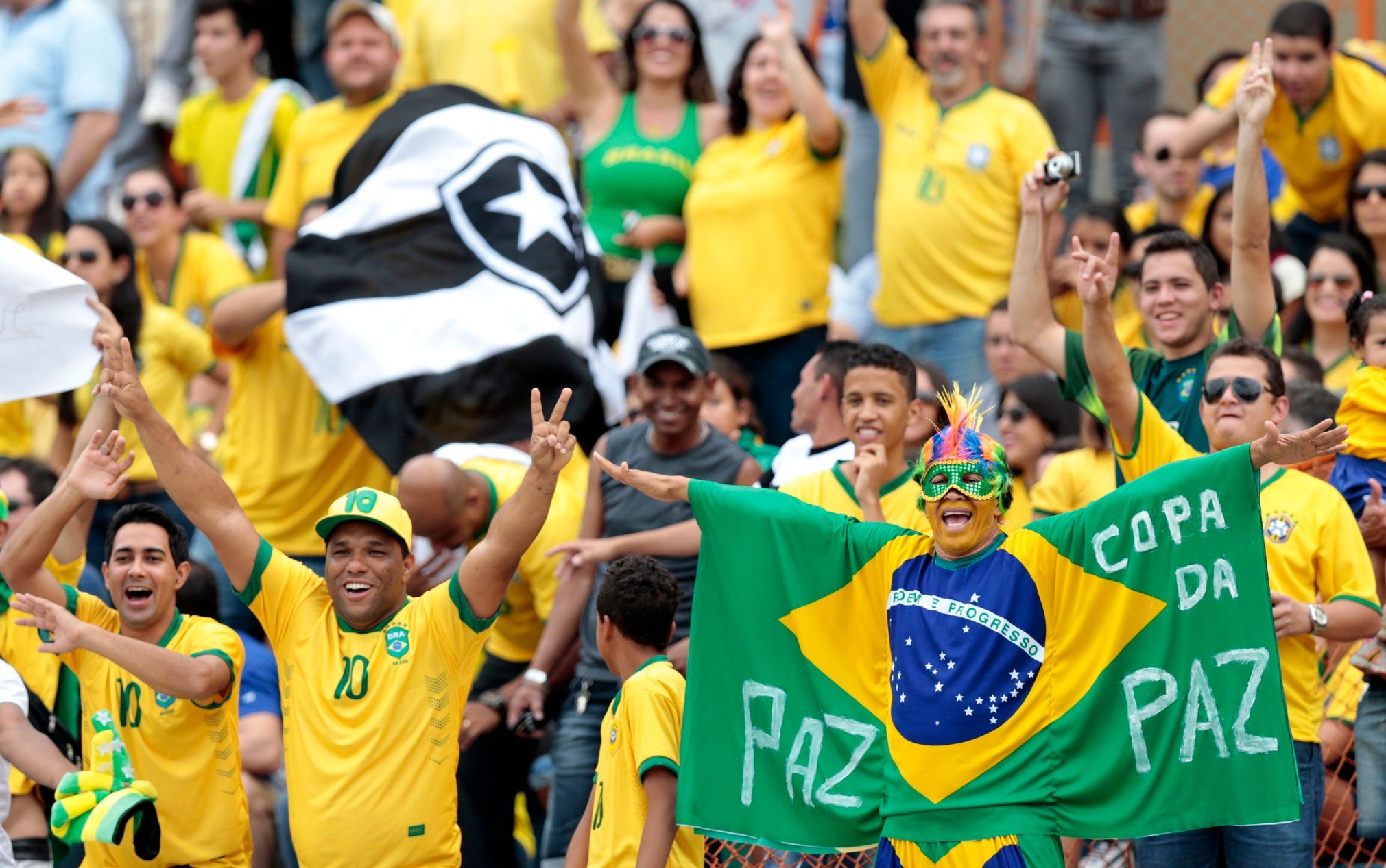 Бразилия первая в мире. Чемпионат Бразилии. Brazil Fan 2014. Люди из Бразилии в Японии 2005г фото. Brazil Fans CS go.