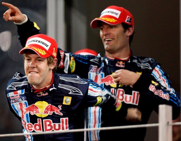 Mark Webber a Sebastian Vettel slavili před rokem dvojí triumf v Abú Zabí | Foto: Reuters