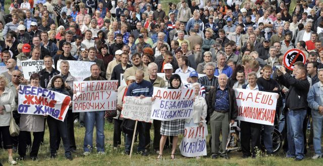 Protestující zaměstnanci AvtoVAZu. | Foto: Reuters