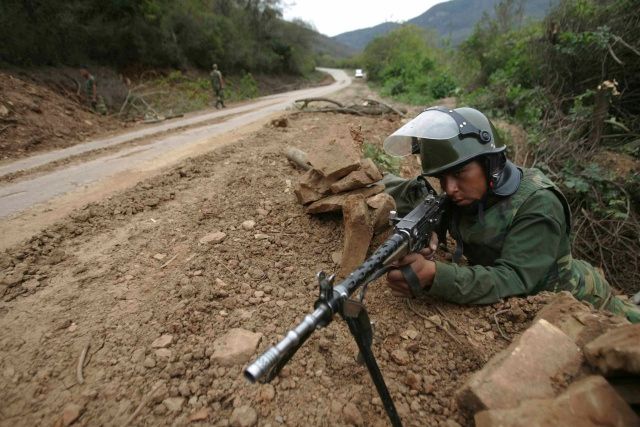 Bolivijský voják střeží silnici k továrně na zpracování plynu v departmentu Santa Cruz | Foto: Reuters