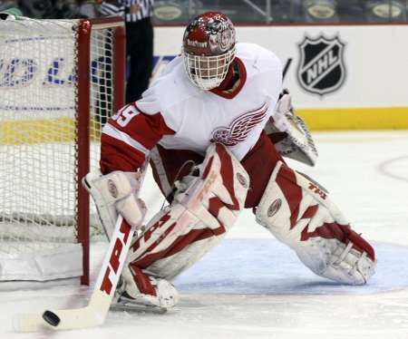 Detroitský gólman Dominik Hašek zasahuje při zápase na ledě Phoenixu. | Foto: Reuters