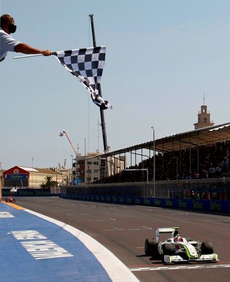 Rubens Barrichello se dočkal. Po pěti letech slaví výhru v závodě F1, když ovládl Velkou cenu Evropy ve Valencii. | Foto: Reuters