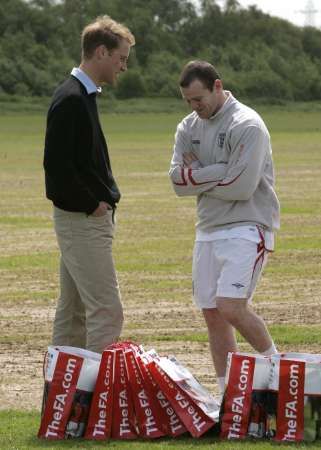 Červen 2006: Anglický fotbalista Wayne Rooney v rozhovoru s princem Williamem během tréninkového kempu v Carringtonu. | Foto: Reuters