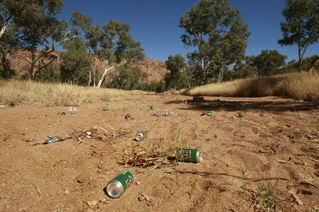 Domorodce sužují také civilizační výdobytky. Pohled na vyschlé koryto Todd River dává pochopit, proč se tu řece říká "Grog River". Prázdné lahve od alkoholu se válí málem na každém kroku. | Foto: Reuters