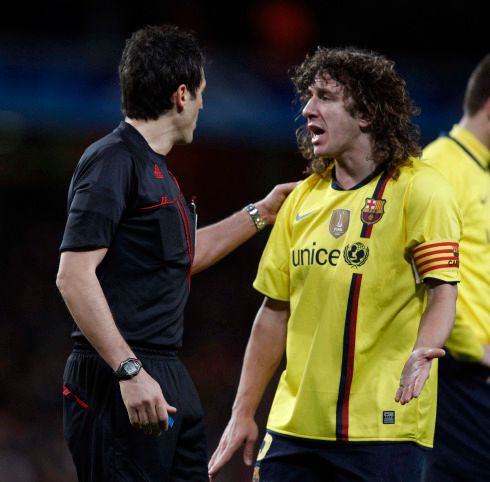 Puyol fauloval ve vápně Fabregase, za což viděl červenou kartu | Foto: Reuters