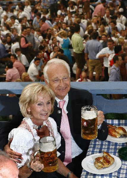 A nakonec snad obrázek nejtypičtější - Stoiber jako Bavor s tuplákem piva v ruce. S manželkou Karin nevynechali ani letošní Oktoberfest. | Foto: Reuters