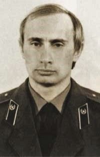 Vladimir Putin v uniformě KGB, snímek byl pořízen okolo roku 1980. | Foto: Kremlin.ru/Wikimedia Commons