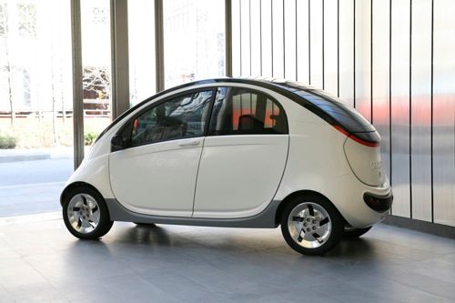 Letos v dubnu symbolicky na Den země začala společnost Peapod Mobility přijímat objednávky na svůj elektromobil Peapod. Peapod Mobility patří pod společnost GEM, součást koncernu Chrysler, která se už přes 10 let zabývá vývojem a výrobou elektrických vozítek. Peapod je elektromobil s max. rychlostí 40 km/h a dojezdem na jedno nabití 50 km. Plné znovunabití pak zabere kolem šesti až osmi hodin. Na trhu jsou ale už i mnohem výkonnější elektromobily.  Tento se prodává za 12 500 dolarů (v přepočtu asi 250 000 Kč) a první kousky budou k dispozici v říjnu letošního roku. | Foto: Aktuálně.cz