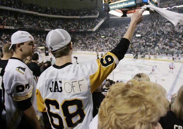 Fanoušek Pittsburghu s upraveným starým dresem Jaromíra Jágra: "Jag off". | Foto: Reuters