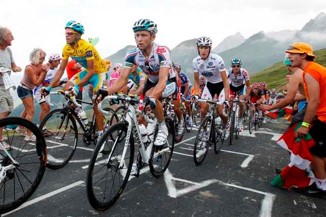 Alberto Contador v hlavním balíku jezdců. | Foto: Reuters