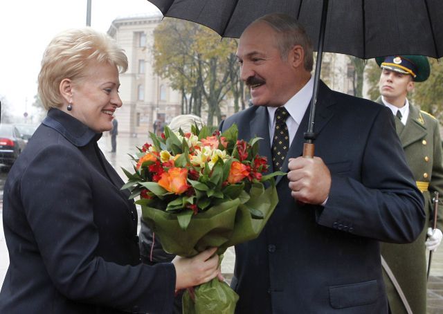 Dalia Grybauskaiteová a Alexandr Lukašenko. Setkali se 20. října v Minsku. | Foto: Reuters