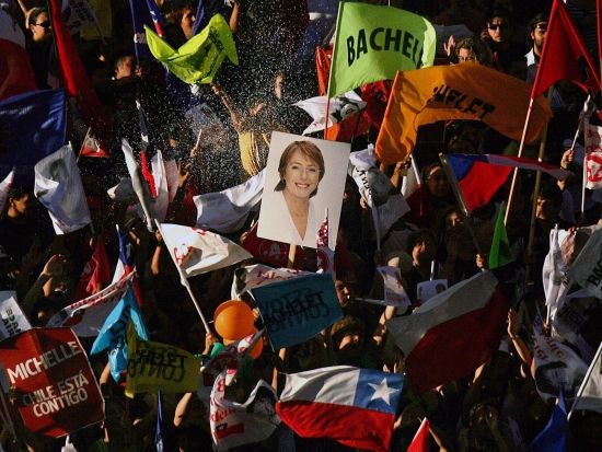 Chilané slaví vítězství Michele Bacheletové v prezidentských volbách. Santiago, 15. leden 2006 | Foto: Reuters/Jorge Silva