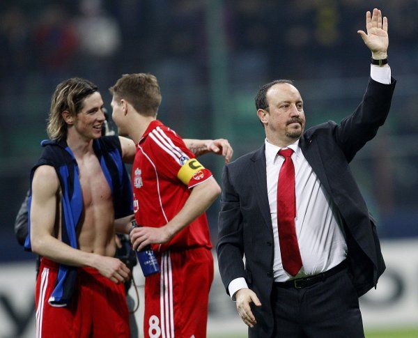 Postup Liverpoolu přes Inter Milán do čtvrtfinále Ligy mistrů slaví zleva Fernando Torres, Steven Gerrard a Rafael Benitez. | Foto: Reuters