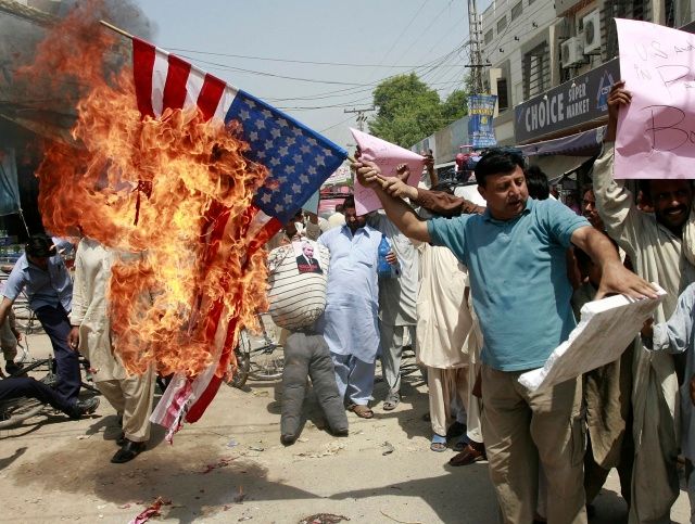 Demonstrace proti útokům amerických vojáků na pákistánské území, Multan 10. září | Foto: Reuters