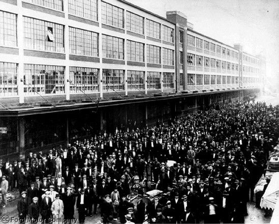 Legendární fotografie pořízená ve chvíli, kdy Henry Ford 1. 1. 1914 zdvojnásobil plat zaměstnanců. Předtím dostávali 2,34 dolaru za osmihodinovou směnu, nově pak 5 dolarů. Před továrnu v Highland Park přišly tisíce zájemců. | Foto: Ford