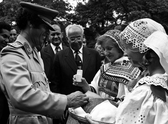 Muammar Kaddáfí a generální tajemník ÚV KSČ, prezident ČSSR Gustáv Husák během tradičního přivítání chlebem a solí. (červen 1978) | Foto: ČTK