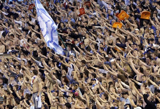 Fanoušci při semifinálovém zápase s Bayernem Mnichov. Zenit vyhrál 4:0 a postoupil do finále. | Foto: Reuters