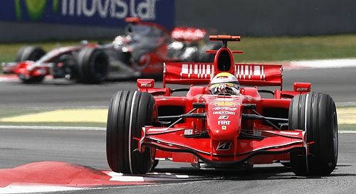 Felipe Massa s Ferrari vede krátce po startu Velké ceny Španělska v Barceloně. | Foto: Reuters