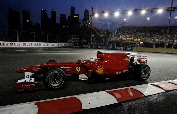 Fernando Alonso na trati. | Foto: Reuters