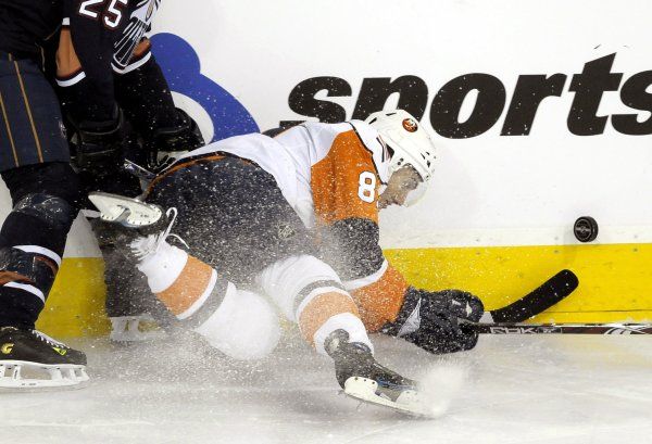 Některé střety obzvláště bolí. Ví o tom své i Zedníkův kolega ze slovenské reprezantace a útočník NY Islanders Miroslav Šatan. | Foto: Reuters