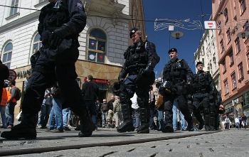 Střet nacionalistů a policie si vyžádal podle posledních zpráv osm zraněných | Foto: Tomáš Adamec