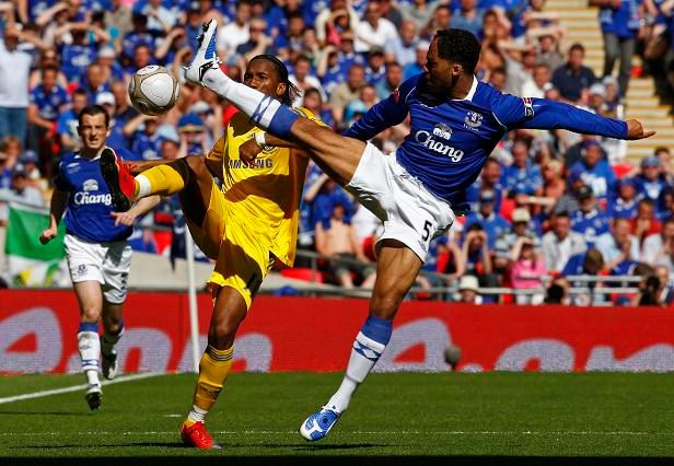 Joleon Lescott a Didier Drogba | Foto: Reuters