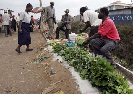 Prodavač zeleniny ve slumu Kibera v keňském hlavním městě Nairobi. | Foto: Reuters