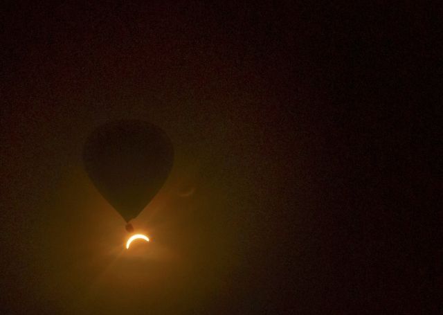 Oproti pozorovatelům sledujícím zatmění Slunce ze země měli někteří lidé přeci jen exkluzivnější podmínky k pozorování. Vychutnávat si úplné zakrytí slunečního kotouče z balónu - to už musí být opravdová lahůdka. | Foto: ČTK